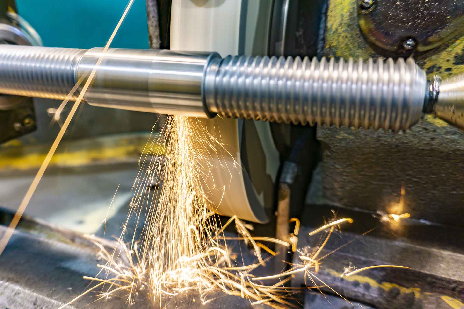 grinding a threaded shaft on a circular grinding machine with sparks